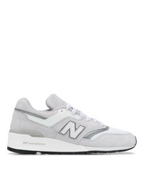 graue Sportschuhe von New Balance