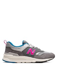 graue Sportschuhe von New Balance