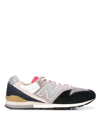 graue Sportschuhe von New Balance