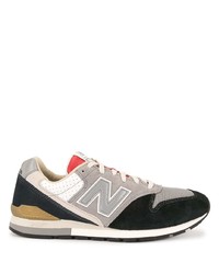 graue Sportschuhe von New Balance