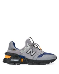 graue Sportschuhe von New Balance