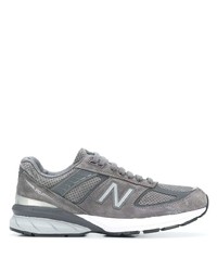 graue Sportschuhe von New Balance