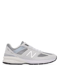 graue Sportschuhe von New Balance