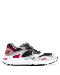 graue Sportschuhe von New Balance