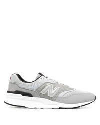 graue Sportschuhe von New Balance