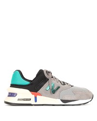 graue Sportschuhe von New Balance