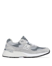 graue Sportschuhe von New Balance