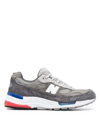 graue Sportschuhe von New Balance