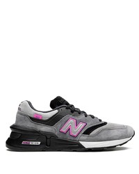 graue Sportschuhe von New Balance