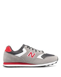 graue Sportschuhe von New Balance