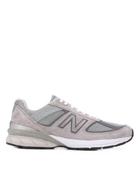 graue Sportschuhe von New Balance