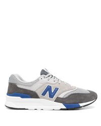 graue Sportschuhe von New Balance