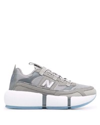 graue Sportschuhe von New Balance