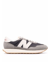 graue Sportschuhe von New Balance