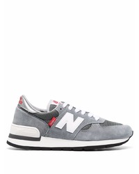 graue Sportschuhe von New Balance