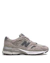 graue Sportschuhe von New Balance