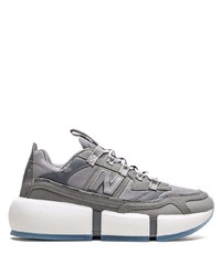 graue Sportschuhe von New Balance