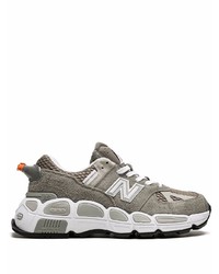 graue Sportschuhe von New Balance