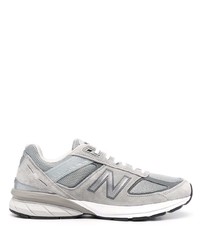 graue Sportschuhe von New Balance