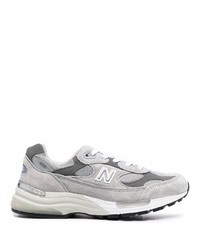 graue Sportschuhe von New Balance