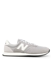 graue Sportschuhe von New Balance