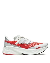 graue Sportschuhe von New Balance