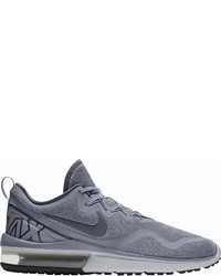 graue Sportschuhe von Nike