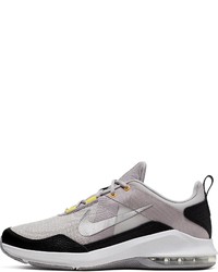 graue Sportschuhe von Nike