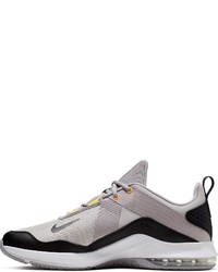 graue Sportschuhe von Nike