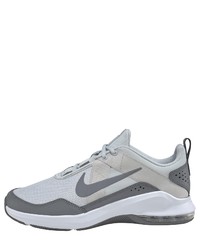 graue Sportschuhe von Nike