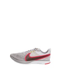 graue Sportschuhe von Nike