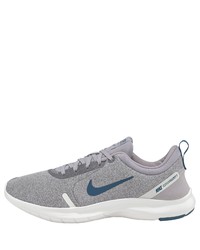 graue Sportschuhe von Nike