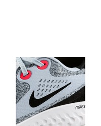 graue Sportschuhe von Nike