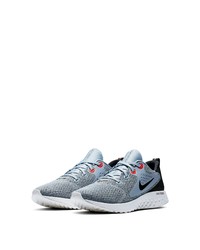 graue Sportschuhe von Nike