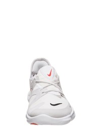 graue Sportschuhe von Nike