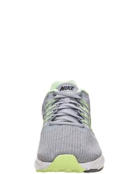 graue Sportschuhe von Nike