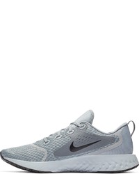 graue Sportschuhe von Nike