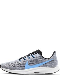 graue Sportschuhe von Nike