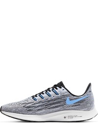 graue Sportschuhe von Nike