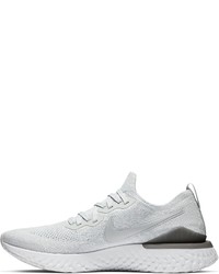 graue Sportschuhe von Nike