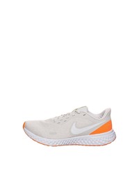 graue Sportschuhe von Nike