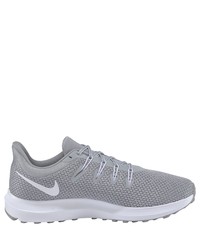 graue Sportschuhe von Nike