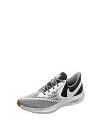 graue Sportschuhe von Nike