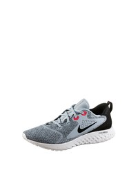 graue Sportschuhe von Nike