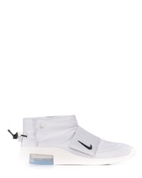 graue Sportschuhe von Nike