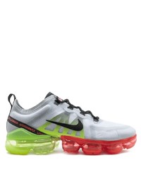 graue Sportschuhe von Nike