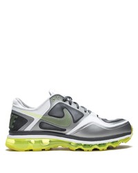 graue Sportschuhe von Nike