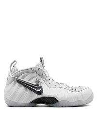 graue Sportschuhe von Nike