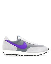 graue Sportschuhe von Nike