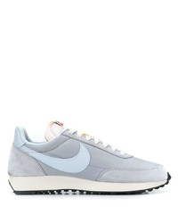 graue Sportschuhe von Nike